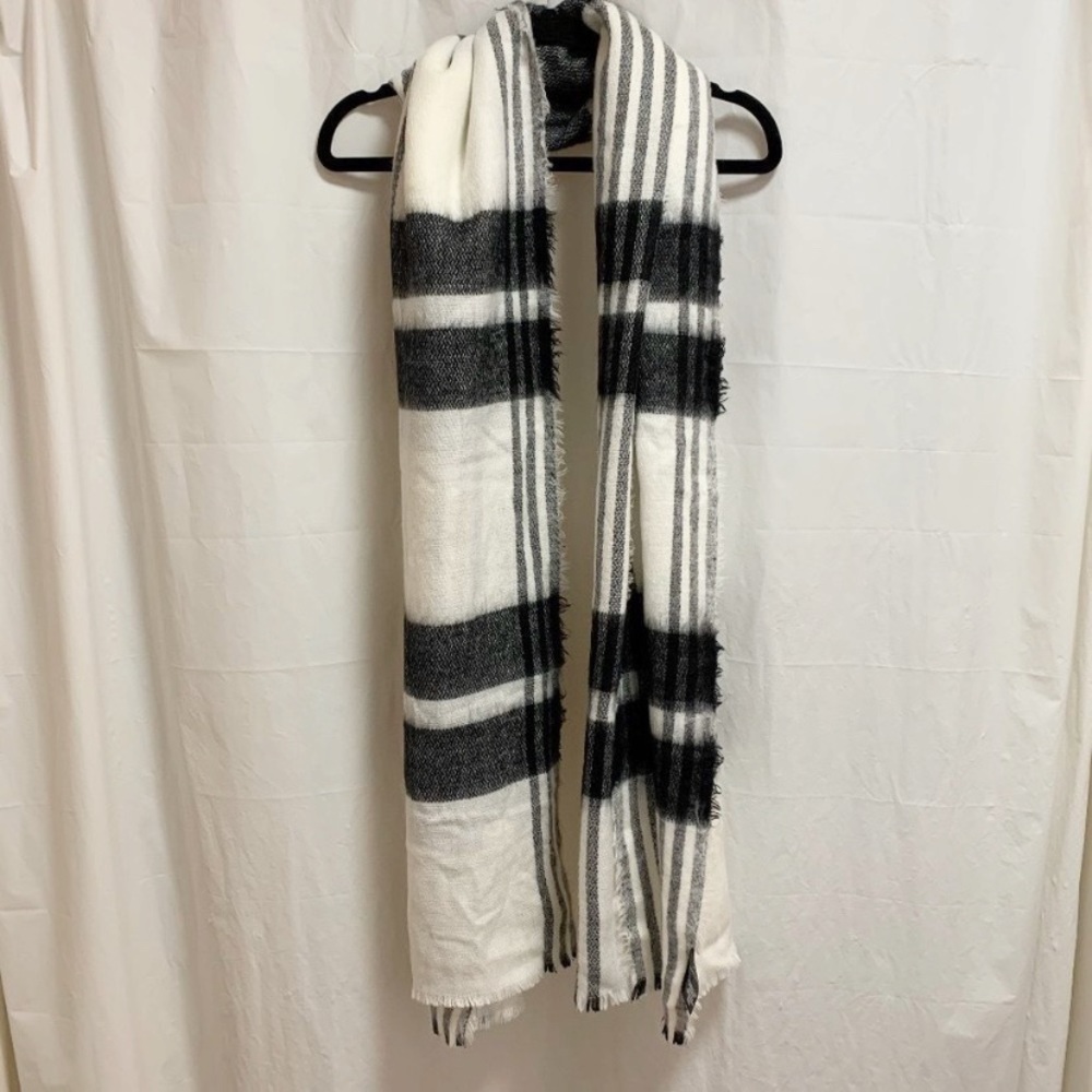 LeChateau Classy Black & White Blanket Scarf
